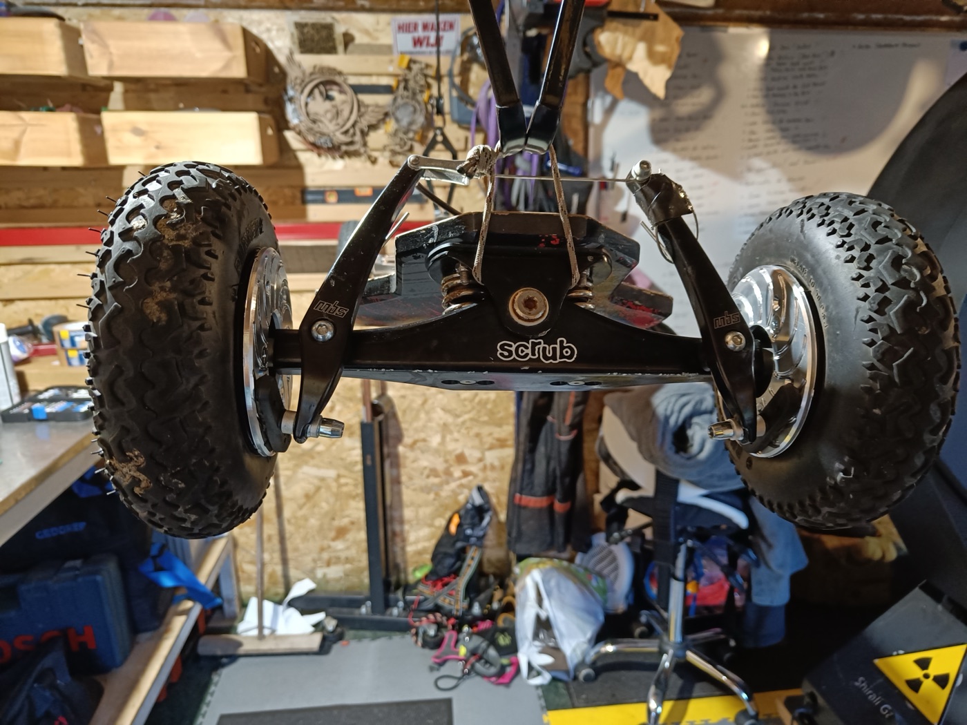 Electric mountainboard with CNC-machined brake hubs